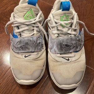 NIKE ZOOM FREAK 3 GS GREY FOG CAVE PURPLE
- Pre-worn size 4, with box